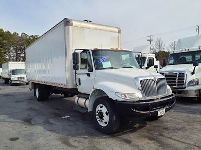 International 4300 26 ft Box Truck - 240HP, 6 Speed Automatic, Swing Door