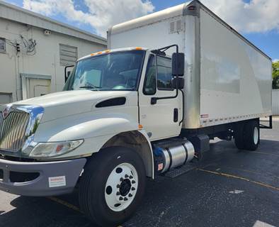 International 4300 24 ft Box Truck - 240HP, 6 Speed Automatic, Roll up Door