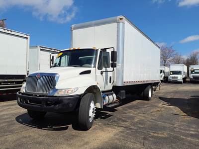 International 4300 26 ft Box Truck - 250HP, 6 Speed Automatic, Roll up Door, Liftgate