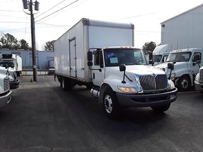 International 4300 26 ft Box Truck - 250HP, 6 Speed Automatic, Roll up Door, Liftgate