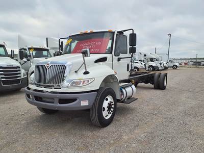 International 4300 26 ft Box Truck - 7 Speed Automatic, Roll up Door