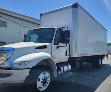 International 4300 26 ft Box Truck - 240HP, 7 Speed Automatic, Roll up Door, Liftgate