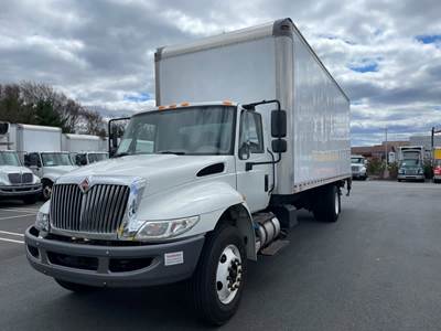International 4300 26 ft Box Truck - 240HP, 6 Speed Automatic, Roll up Door, Liftgate