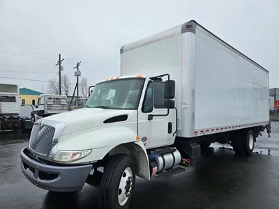 International 4300 26 ft Box Truck - 6 Speed Automatic, Roll up Door, Liftgate