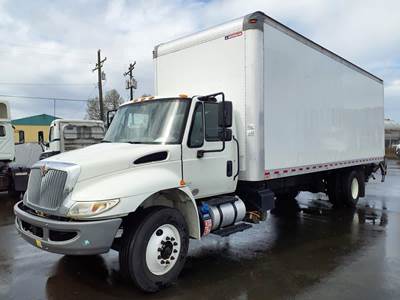 International 4300 26 ft Box Truck - 6 Speed Automatic, Roll up Door, Liftgate