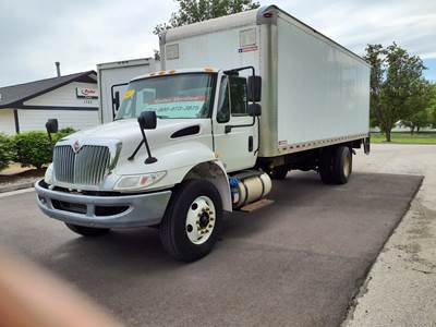 International 4300 24 ft Box Truck - 240HP, 6 Speed Automatic, Roll up Door, Liftgate
