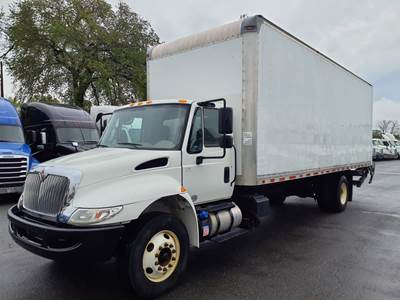 International 4300 26 ft Box Truck - 240HP, 6 Speed Automatic, Roll up Door, Liftgate