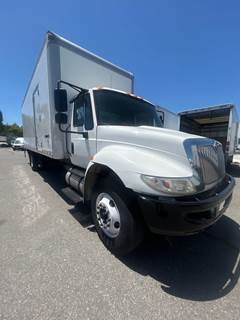 International 4300 26 ft Box Truck - 240HP, 6 Speed Automatic, Roll up Door, Liftgate