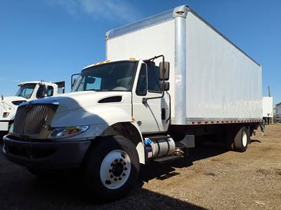 International 4300 26 ft Box Truck - 240HP, 6 Speed Automatic, Roll up Door, Liftgate