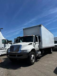 International 4300 26 ft Box Truck - 240HP, 6 Speed Automatic, Roll up Door, Liftgate