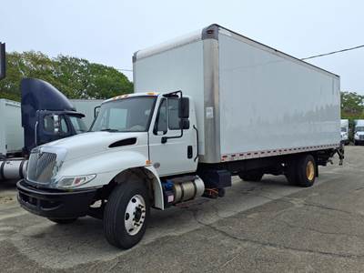 International 4300 26 ft Box Truck - 240HP, 7 Speed Automatic, Roll up Door, Liftgate