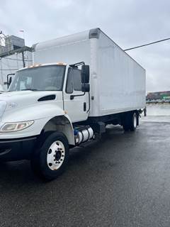 International 4300 26 ft Box Truck - 250HP, 6 Speed Automatic, Roll up Door, Liftgate