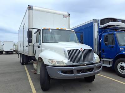 International 4300 26 ft Box Truck - 240HP, 6 Speed Automatic, Roll up Door, Liftgate