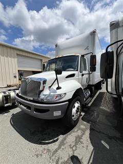 International 4300 26 ft Box Truck - 260HP, 7 Speed Automatic, Roll up Door, Liftgate