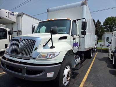 International 4300 26 ft Box Truck - 240HP, 6 Speed Automatic, Roll up Door, Liftgate