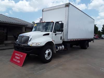 International 4300 26 ft Box Truck - 240HP, 6 Speed Automatic, Roll up Door, Liftgate