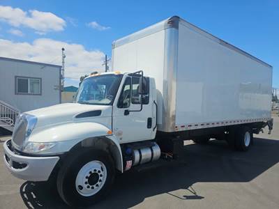 International 4300 26 ft Box Truck - 240HP, 6 Speed Automatic, Roll up Door, Liftgate
