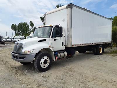 International 4300 26 ft Box Truck - 240HP, 6 Speed Automatic, Roll up Door, Liftgate