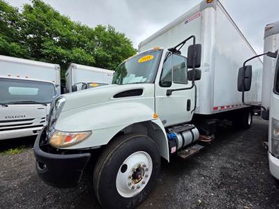International 4300 26 ft Box Truck - 250HP, 6 Speed Automatic, Roll up Door, Liftgate
