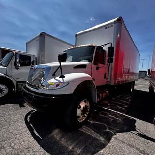 International 4300 26 ft Box Truck - 240HP, 6 Speed Automatic, Roll up Door
