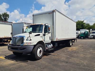 International 4300 26 ft Box Truck - 240HP, 6 Speed Automatic, Roll up Door, Liftgate