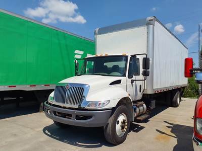 International 4300 26 ft Box Truck - 240HP, 6 Speed Automatic, Roll up Door, Liftgate