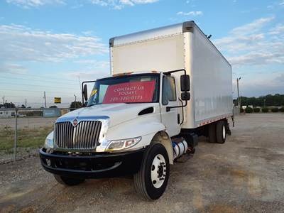 International 4300 26 ft Box Truck - 240HP, 6 Speed Automatic, Roll up Door, Liftgate
