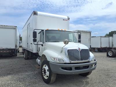 International 4300 26 ft Box Truck - 250HP, 6 Speed Automatic, Roll up Door