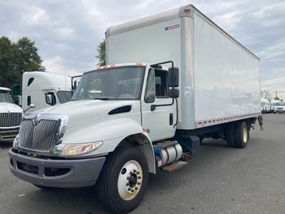 International 4300 26 ft Box Truck - 240HP, 7 Speed Automatic, Roll up Door, Liftgate