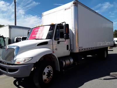 International 4300 26 ft Box Truck - 240HP, 6 Speed Automatic, Roll up Door