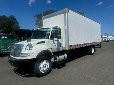 International 4300 26 ft Box Truck - 240HP, 6 Speed Automatic, Swing Door