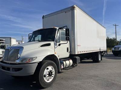 International 4300 26 ft Box Truck - 240HP, 6 Speed Automatic, Roll up Door, Liftgate