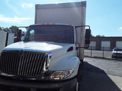 International 4300 26 ft Box Truck - 240HP, 6 Speed Automatic, Roll up Door, Liftgate