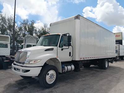 International 4300 26 ft Box Truck - 250HP, 6 Speed Automatic, Roll up Door, Liftgate