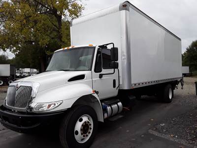 International 4300 26 ft Box Truck - 240HP, 6 Speed Automatic, Roll up Door, Liftgate
