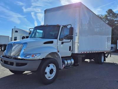 International 4300 26 ft Box Truck - 6 Speed Automatic, Roll up Door, Liftgate