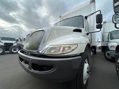 International 4300 26 ft Box Truck - 240HP, 6 Speed Automatic, Roll up Door, Liftgate