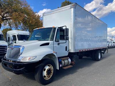 International 4300 26 ft Box Truck - 240HP, 7 Speed Automatic, Roll up Door, Liftgate