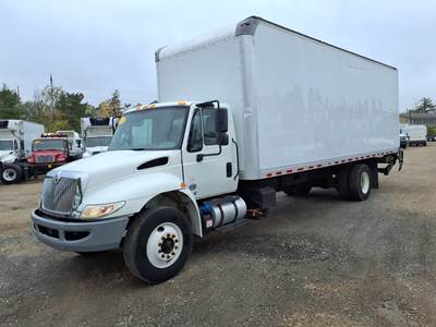 International 4300 26 ft Box Truck - 240HP, 6 Speed Automatic, Roll up Door, Liftgate