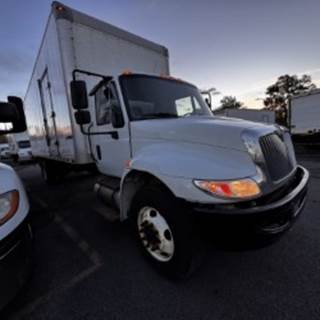 International 4300 26 ft Box Truck - 240HP, 6 Speed Automatic, Roll up Door, Liftgate