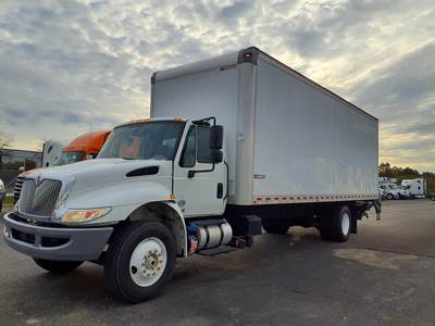 International 4300 26 ft Box Truck - 240HP, 6 Speed Automatic, Roll up Door, Liftgate