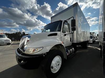 International 4300 26 ft Box Truck - 240HP, 6 Speed Automatic, Roll up Door, Liftgate