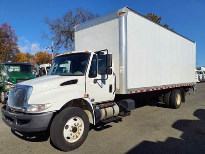 International 4300 26 ft Box Truck - 240HP, 6 Speed Automatic, Roll up Door, Liftgate