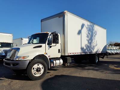 International 4300 26 ft Box Truck - 250HP, 6 Speed Automatic, Roll up Door, Liftgate