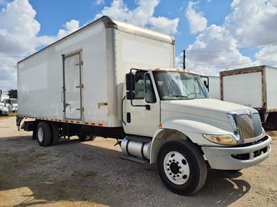 International 4300 26 ft Box Truck - 240HP, 6 Speed Automatic, Roll up Door, Liftgate