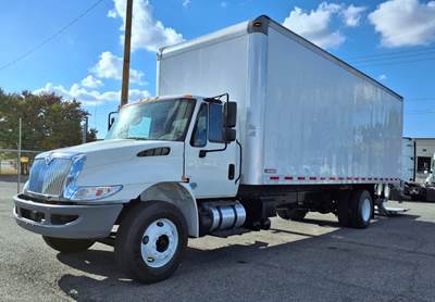 International 4300 26 ft Box Truck - 240HP, 6 Speed Automatic, Roll up Door, Liftgate