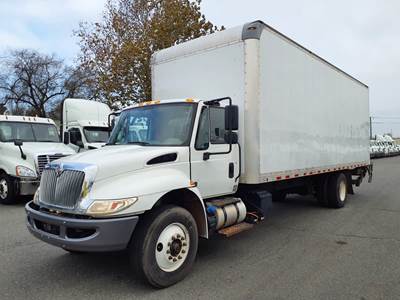 International 4300 26 ft Box Truck - 240HP, 6 Speed Automatic, Roll up Door, Liftgate