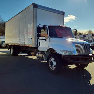 International 4300 26 ft Box Truck - 250HP, 6 Speed Automatic, Roll up Door, Liftgate