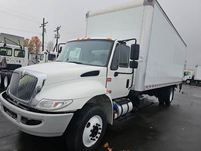 International 4300 26 ft Box Truck - 240HP, 6 Speed Automatic, Roll up Door, Liftgate