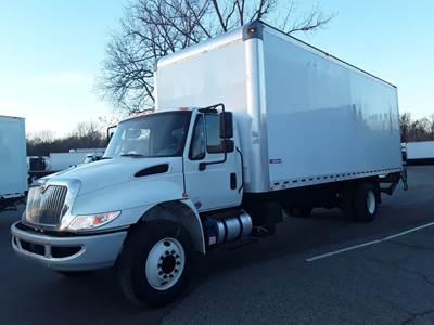 International 4300 26 ft Box Truck - 240HP, 6 Speed Automatic, Roll up Door, Liftgate